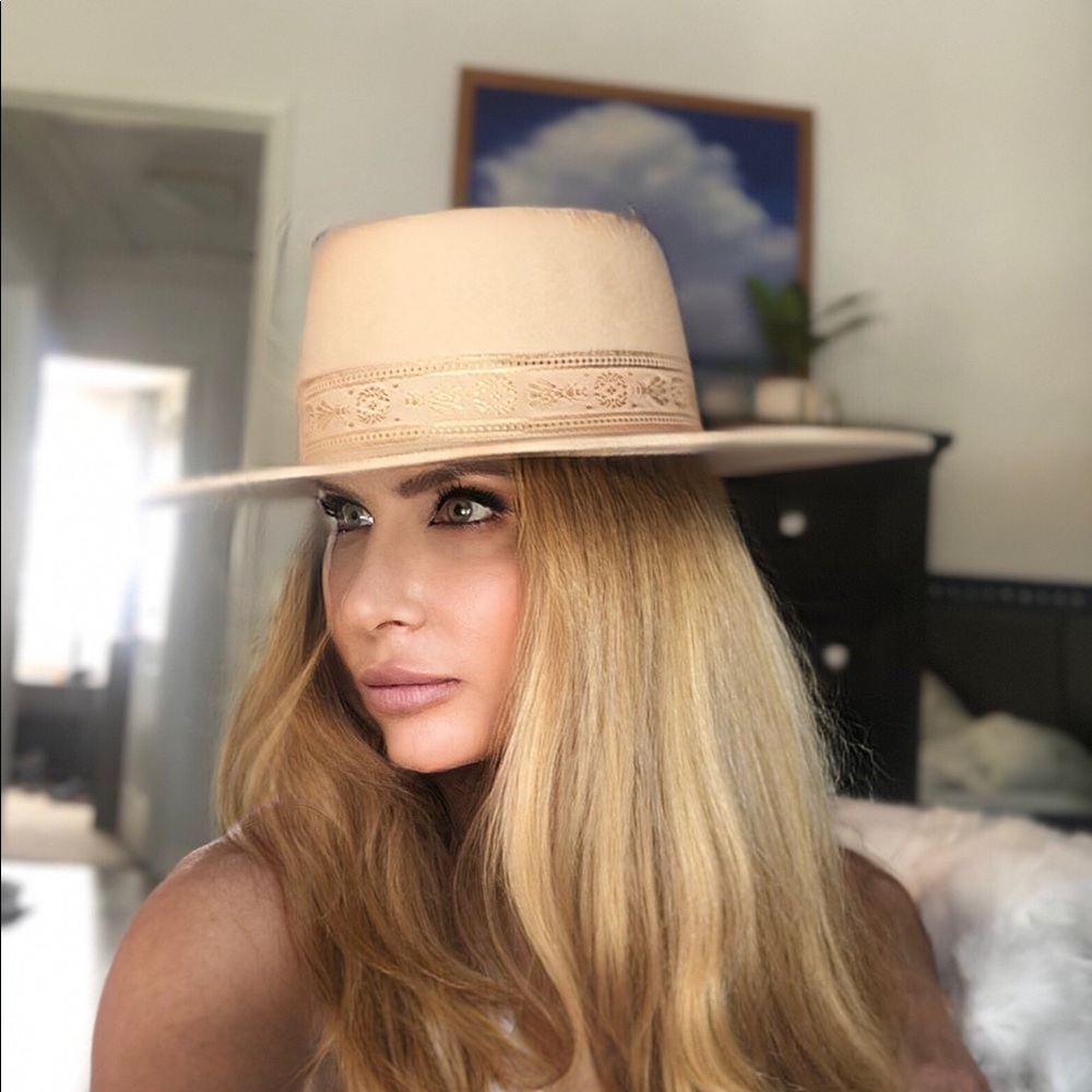 Lack of color Juno hat
